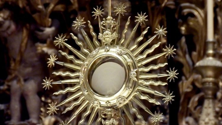 Pope Francis recalls love for Eucharistic adoration from his youth ...